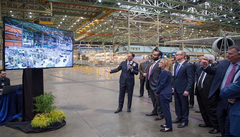 محمد بن سلمان خلال جولته في مصنع بوينج بسياتل الأمريكية