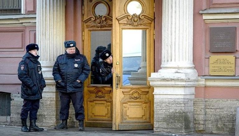 عناصر من الشرطة الروسية أمام القنصلية الأمريكية في سان بطرسبورج