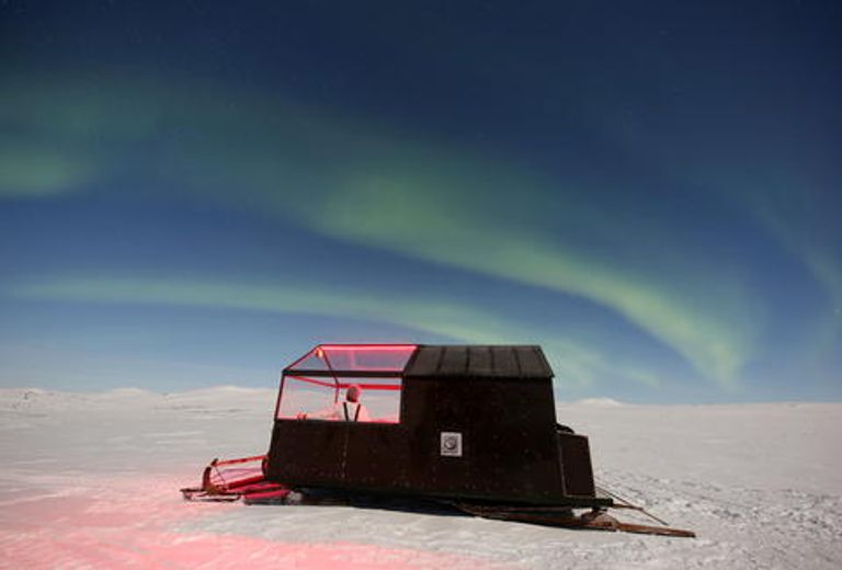 غرف على زلاجات الثلج لمشاهدة الشفق القطبي