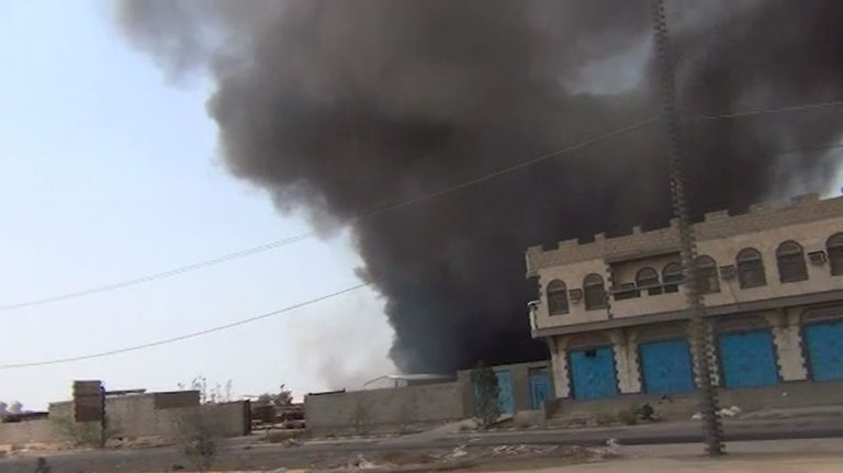 حرائق مخازن برنامج الغذاء العالمي بصواريخ مليشيا الحوثي