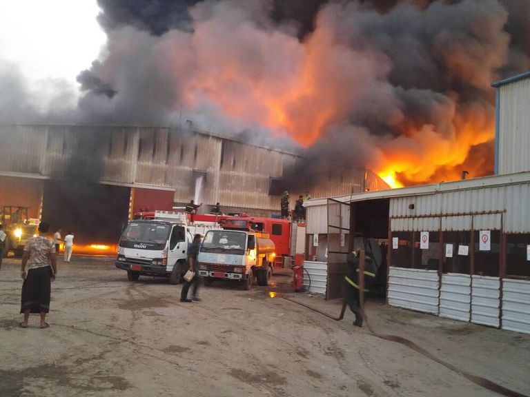 حرائق مخازن برنامج الغذاء العالمي بصواريخ مليشيا الحوثي