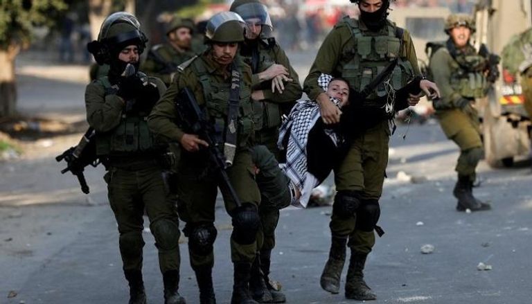 جنود الاحتلال تعتقل مواطنا فلسطينيا - رويترز
