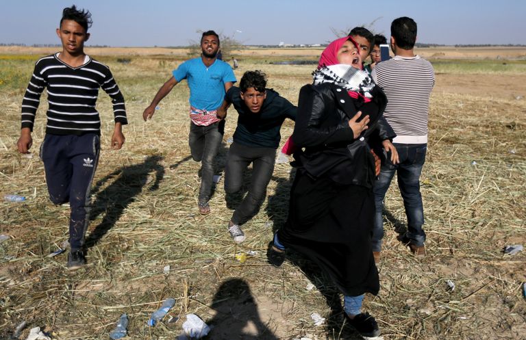 فلسطيني يرشق قوات الاحتلال بالحجارة في غزة