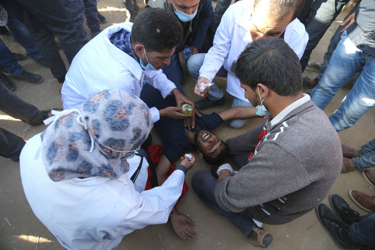 فلسطيني يرشق قوات الاحتلال بالحجارة في غزة