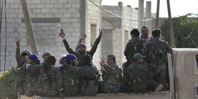 مقاتلون أكراد لمكافحة تنظيم "داعش" الإرهابي أرشيفية- أردوغان وماكرون خلال مؤتمر صحفي في باريس