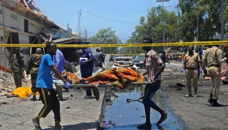 سقوط ضحايا جراء تفجير على يد حركة الشباب الصومالية - أرشيفية هجوم بسيارات ملغومة في مقديشو - أرشيفية