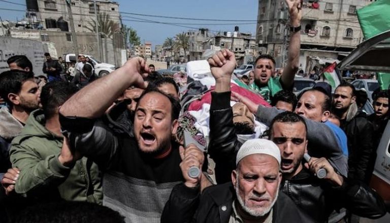 أهالي غزة خلال تشييع جثامين شهداء يوم الأرض - أ. ف. ب