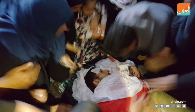 أهالي غزة خلال تشييع جثامين شهداء يوم الأرض - أ. ف. ب