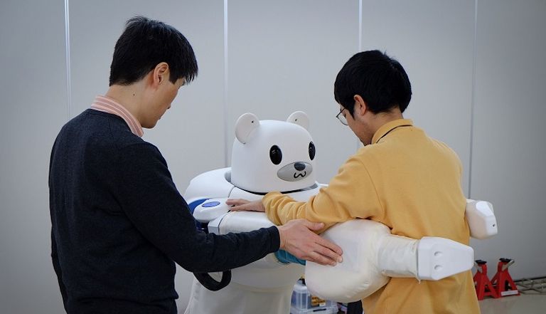 اليابان تستعين بالروبوتات لرعاية المسنين 