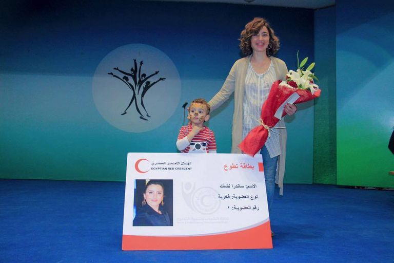 ساندرا أثناء كلمتها بالاحتفالية وبجوارها نجلها