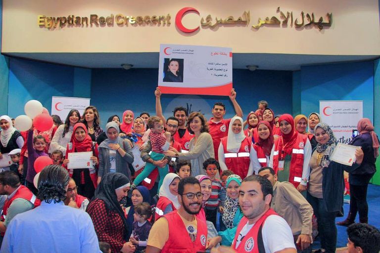 ساندرا أثناء كلمتها بالاحتفالية وبجوارها نجلها