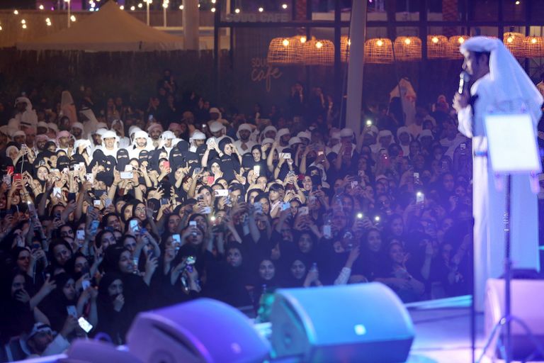 عيضة المنهالي يشعل حفل أبوظبي