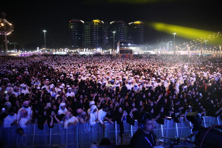 عيضة المنهالي يشعل حفل أبوظبي