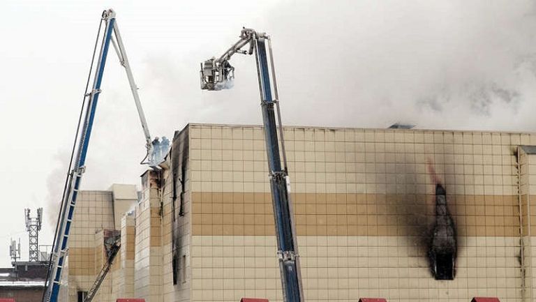 بوتين خلال حديثه مع أقارب ضحايا الحريق - أرشيفية