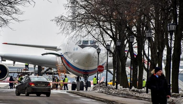 الطائرة التي تقل دبلوماسيين روسيين لدى وصولها إلى موسكو - أ.ف.ب