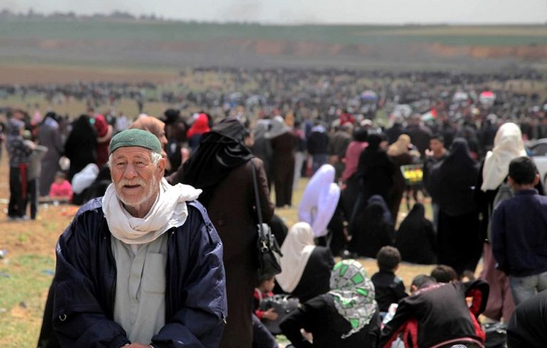 جانب من مسيرات العودة بفلسطين أطباء فلسطينيون يحاولون إسعاف الطفل المصاب تحرير محمود أبوسبلة