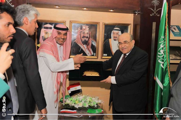 دكتور مصطفى الفقي يتسم درع من الملحقية الثقافية السعودية بمصر شعار الدورة الـ14 من معرض الإسكندرية للكتاب