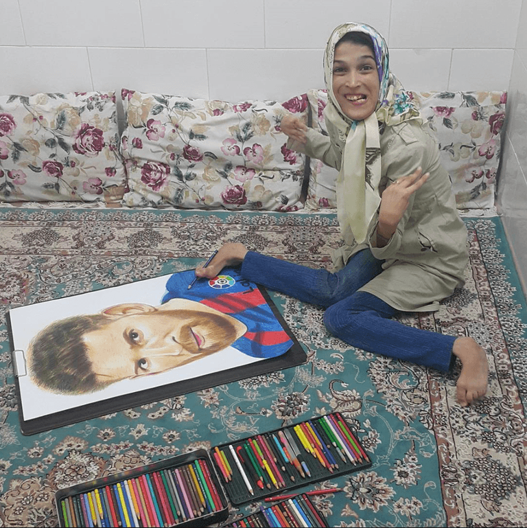 إعاقة فاطمة لم تمنعها من رسم ميسي فاطمة حمامي مبدعة من قلب المعاناة