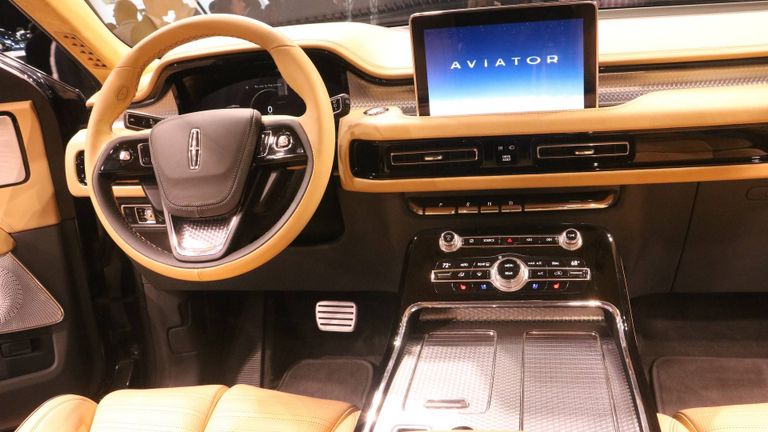 سيارة أفييتور من الداخل "لينكولن أفييتور"