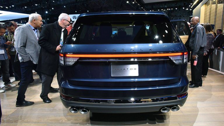 سيارة أفييتور تستقطب زوار معرض نيويورك للسيارات "لينكولن أفييتور"