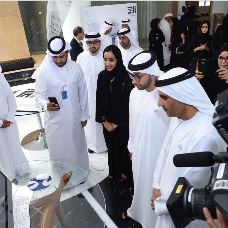 علي بن تميم يستمع إلى شرح واف عن القناة الرقمية