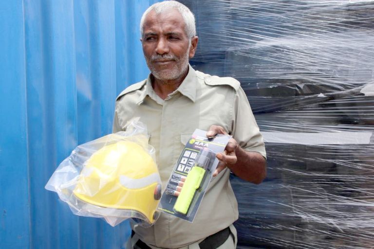 تسليم معدات إطفاء لجهاز الدفاع المدني بعدن