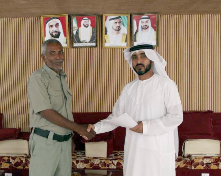 تسليم معدات إطفاء لجهاز الدفاع المدني بعدن