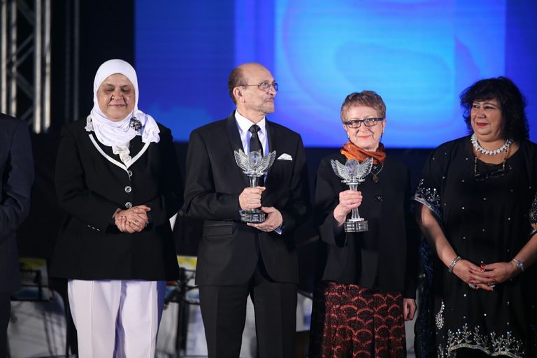 خليدة التومي تهدي درع تكريمها لعهد التميمي