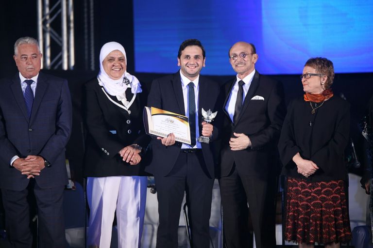 خليدة التومي تهدي درع تكريمها لعهد التميمي