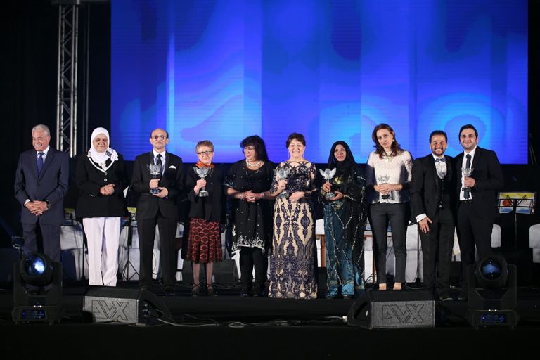 خليدة التومي تهدي درع تكريمها لعهد التميمي