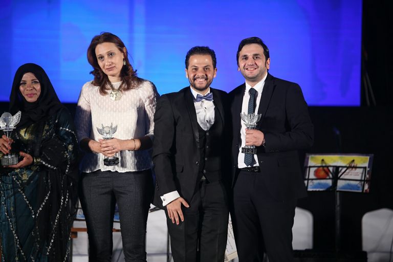 خليدة التومي تهدي درع تكريمها لعهد التميمي