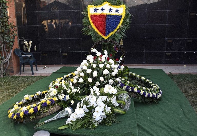 الورود تحيط بقبر مونت - أ.ف.ب