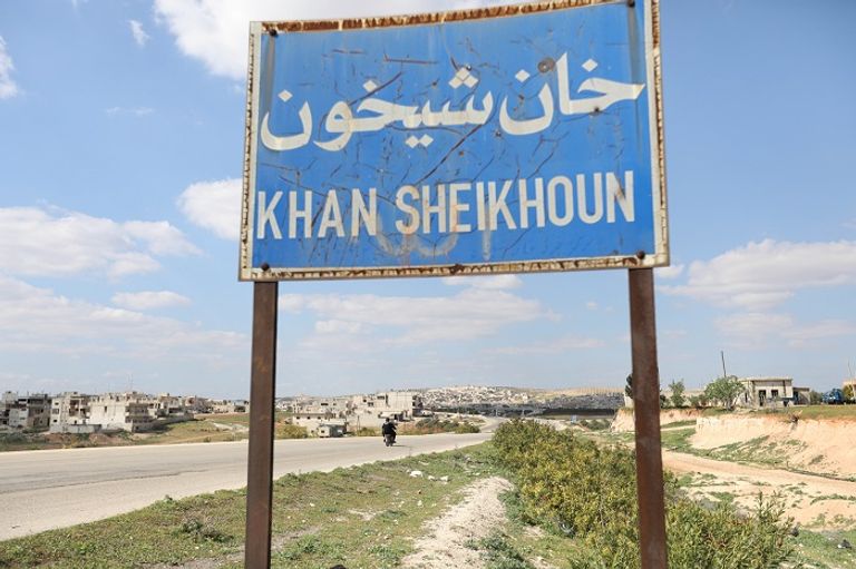 لافتة تحمل اسم مدينة خان شيخون التي تبكي حالها بسبب النظام السوري- أ.ف.ب