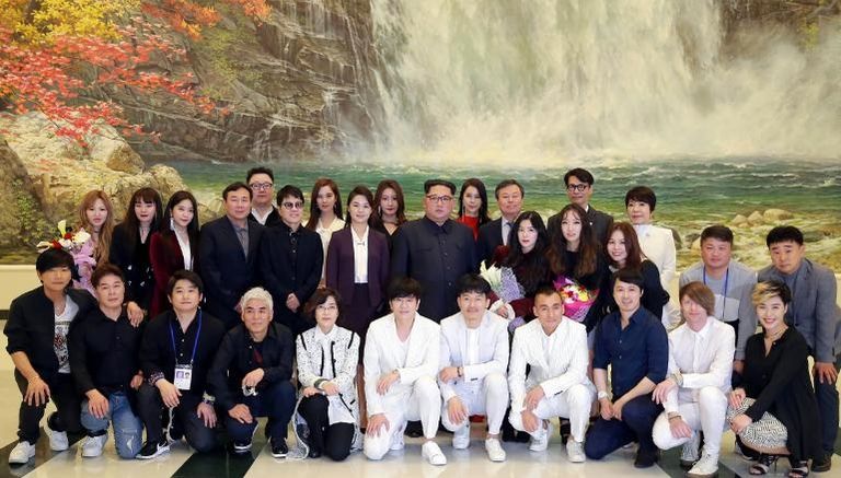 صورة تذكارية تجمع كيم وزوجته مع الفنانين المشاركين في الحفل