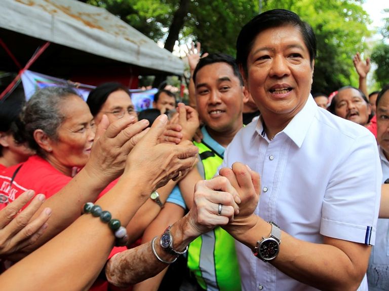 ماركوس وسط أنصاره - رويترز