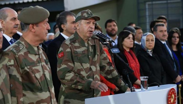 الرئيس التركي مرتديا الزي العسكري