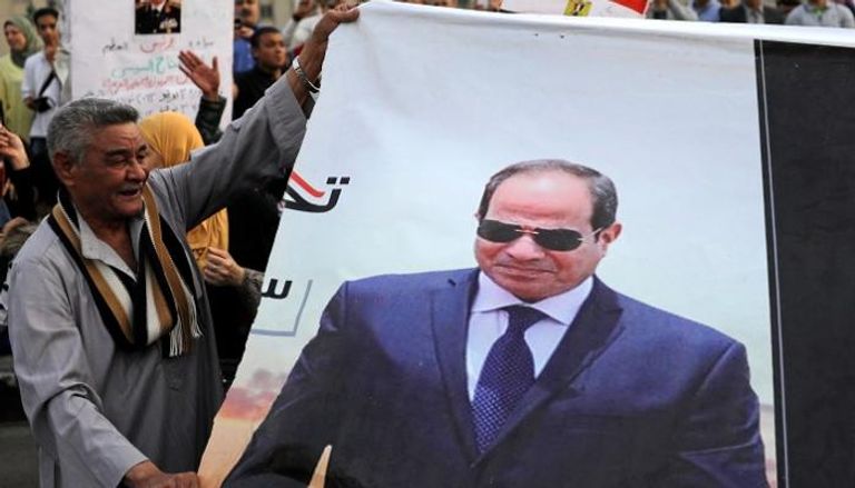 مصريون يحملون صورة السيسي في احتفالات بشوارع القاهرة