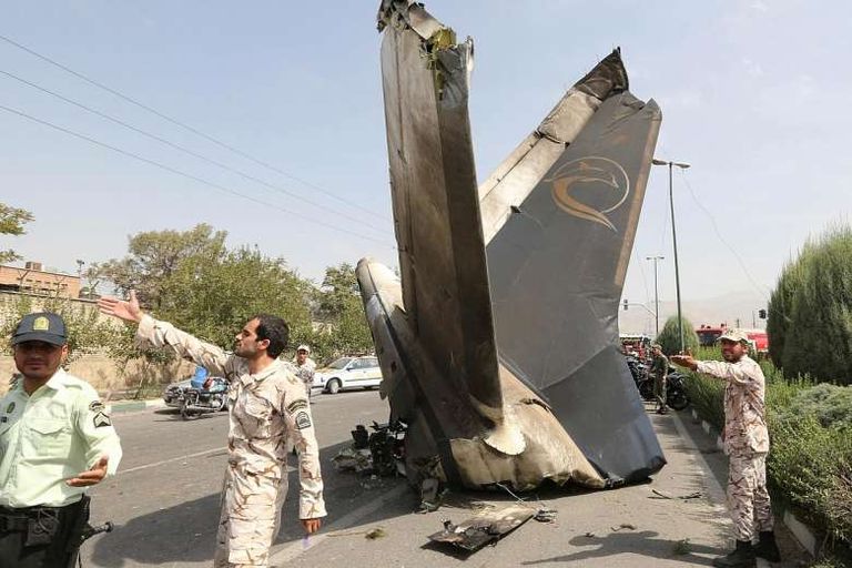 حطام طائرة إيرانية سقطت بالقرب من مطار مهراباد في طهران في أغسطس 2014 خطوط الطيران الإيرانية تدار مباشرة من قبل مليشيا الحرس الثوري