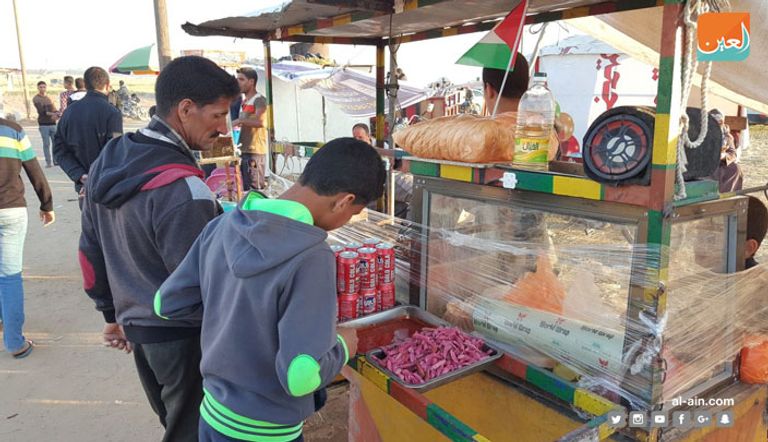 أحد الباعة الجائلين بمخيم خان يونس