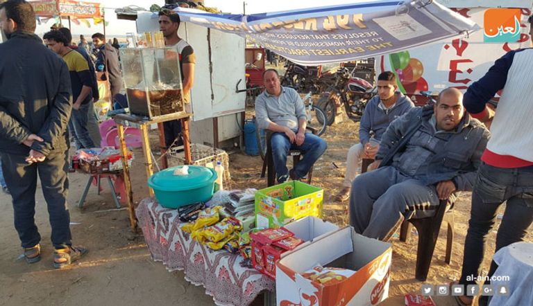 أحد الباعة الجائلين بمخيم خان يونس