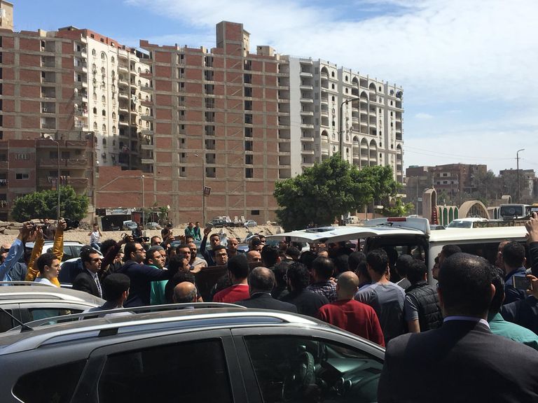 محبو الروائي الراحل في وداعه