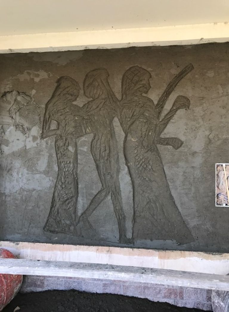 لوحة بارزة للعازفات الثلاثة