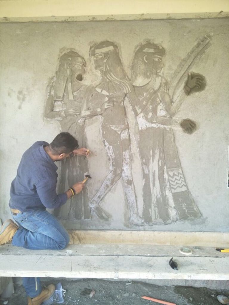 لوحة بارزة للعازفات الثلاثة