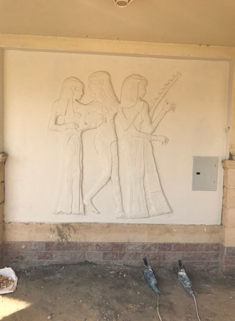 لوحة بارزة للعازفات الثلاثة