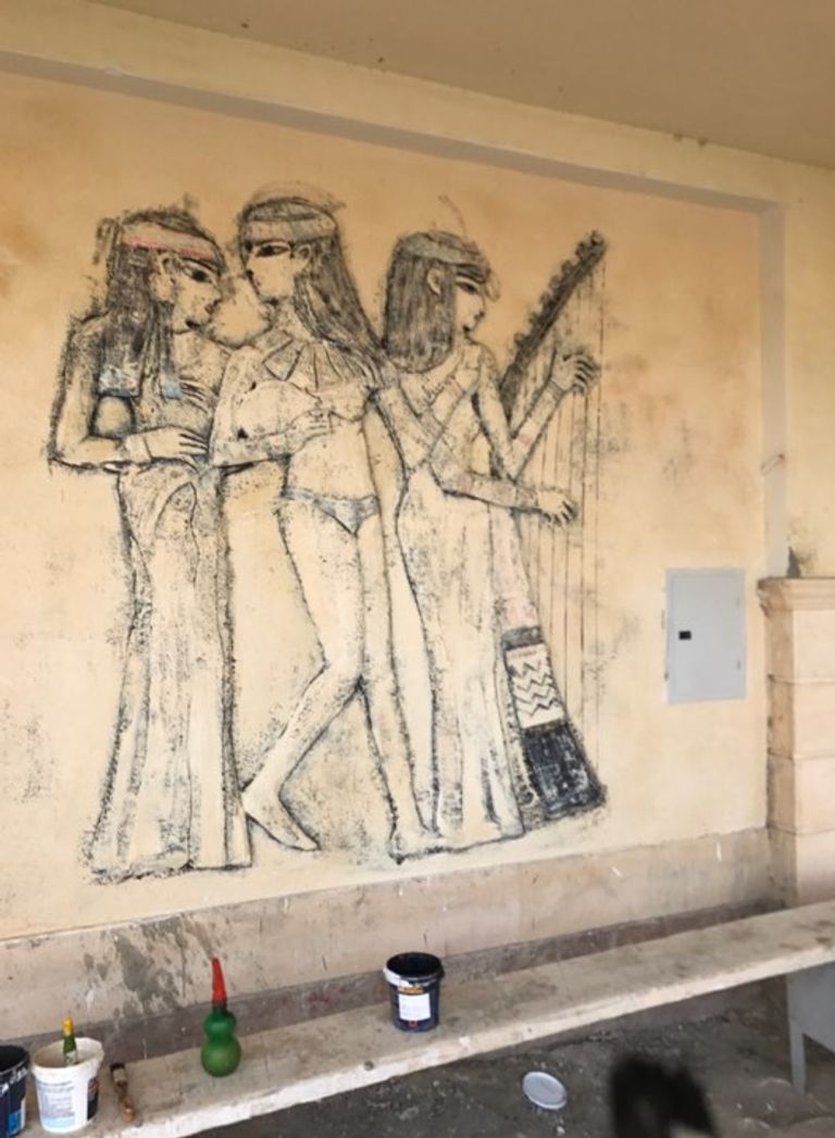 لوحة بارزة للعازفات الثلاثة