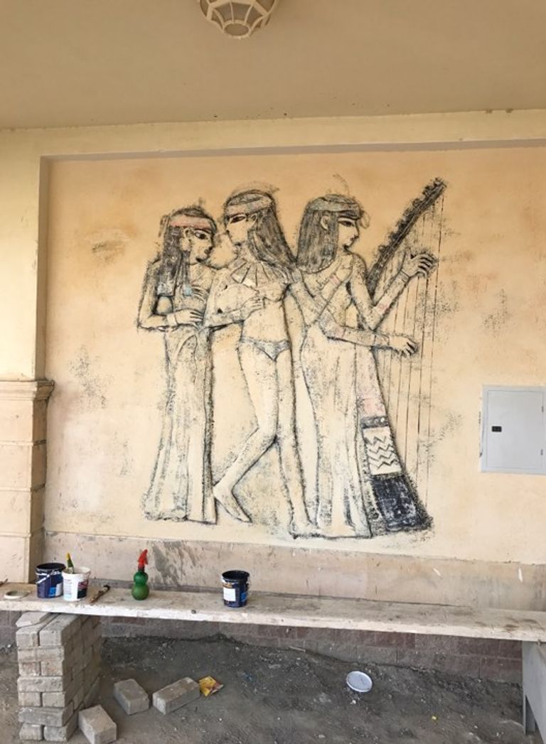 لوحة بارزة للعازفات الثلاثة