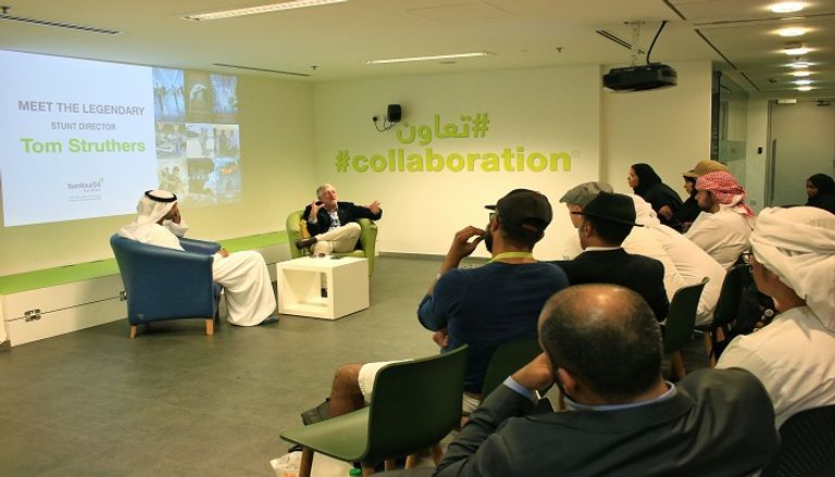 توم ستروثرز أثناء جلسة نقاشية مع الطلاب