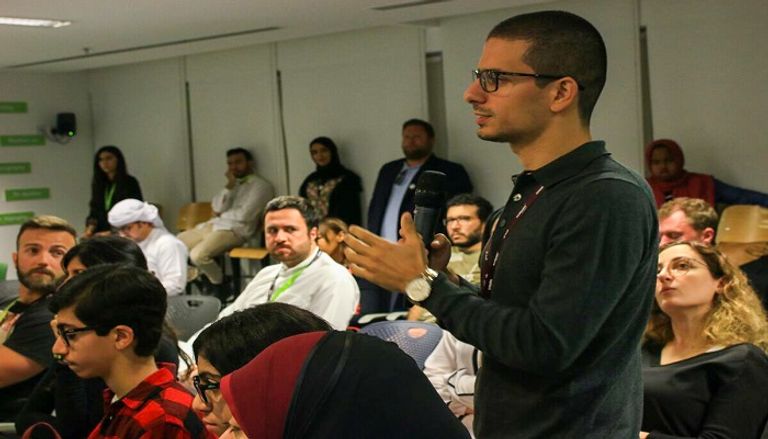 توم ستروثرز أثناء جلسة نقاشية مع الطلاب