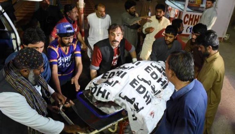 نقل جثمان أحد ضحايا الحادث الإرهابي في باكستان