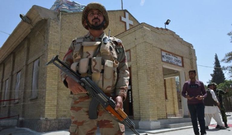 أحد عناصر الأمن في باكستان يقف خارج كنيسة في مدينة كويتا نقل جثمان أحد ضحايا الحادث الإرهابي في باكستان